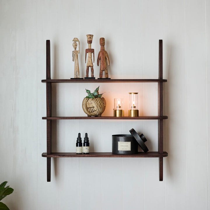 壁に浮かぶ、小さくやわらかなシェルフ。軽やかな余白を生む3段の棚。