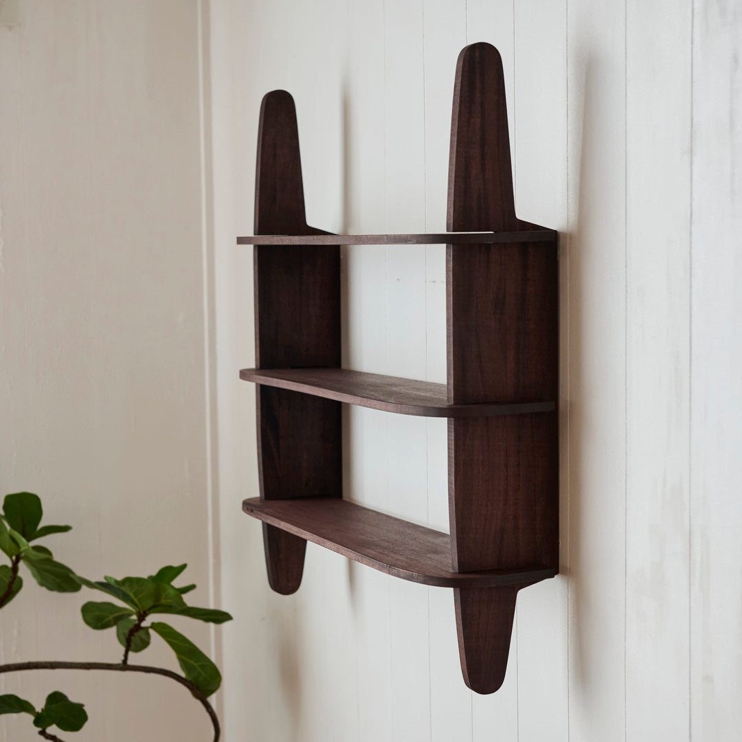 裏側の壁付け金具をビスに引っ掛けるだけ。一人でも取り付けしやすい設計です。