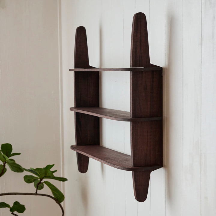 裏側の壁付け金具をビスに引っ掛けるだけ。一人でも取り付けしやすい設計です。