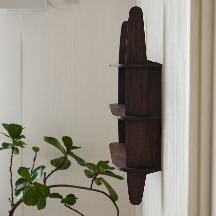 奥行16cmと薄めで、圧迫感のないサイズ感。廊下や玄関にも気軽に取り入れられます。