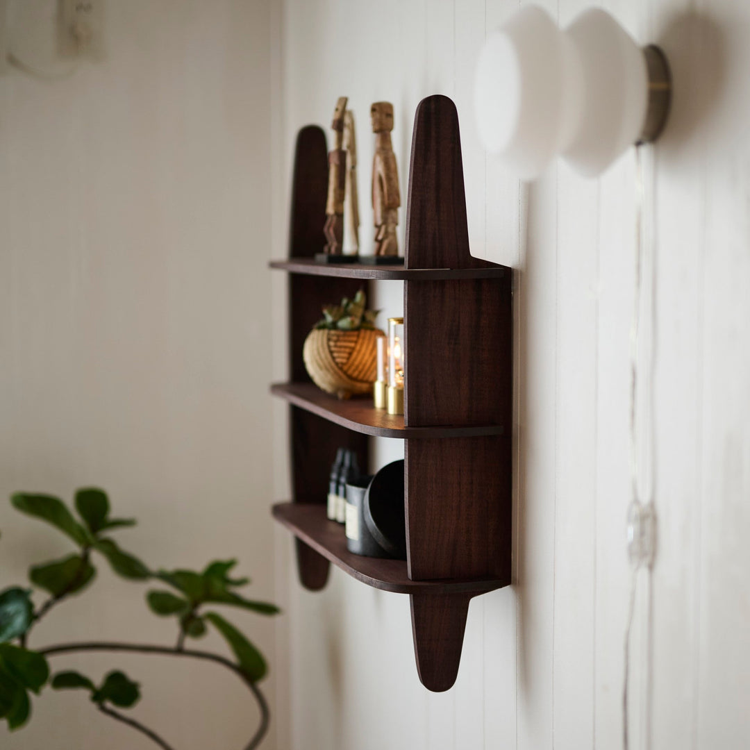 やわらかな曲線と背板のないデザイン。