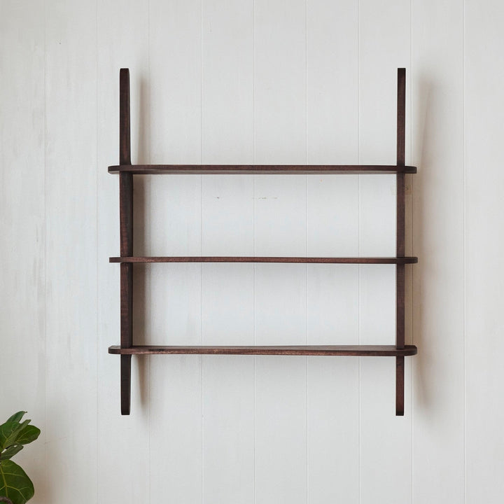 幅58×奥行16×高さ65cm。リビングの一角にも、すっと収まるサイズ。