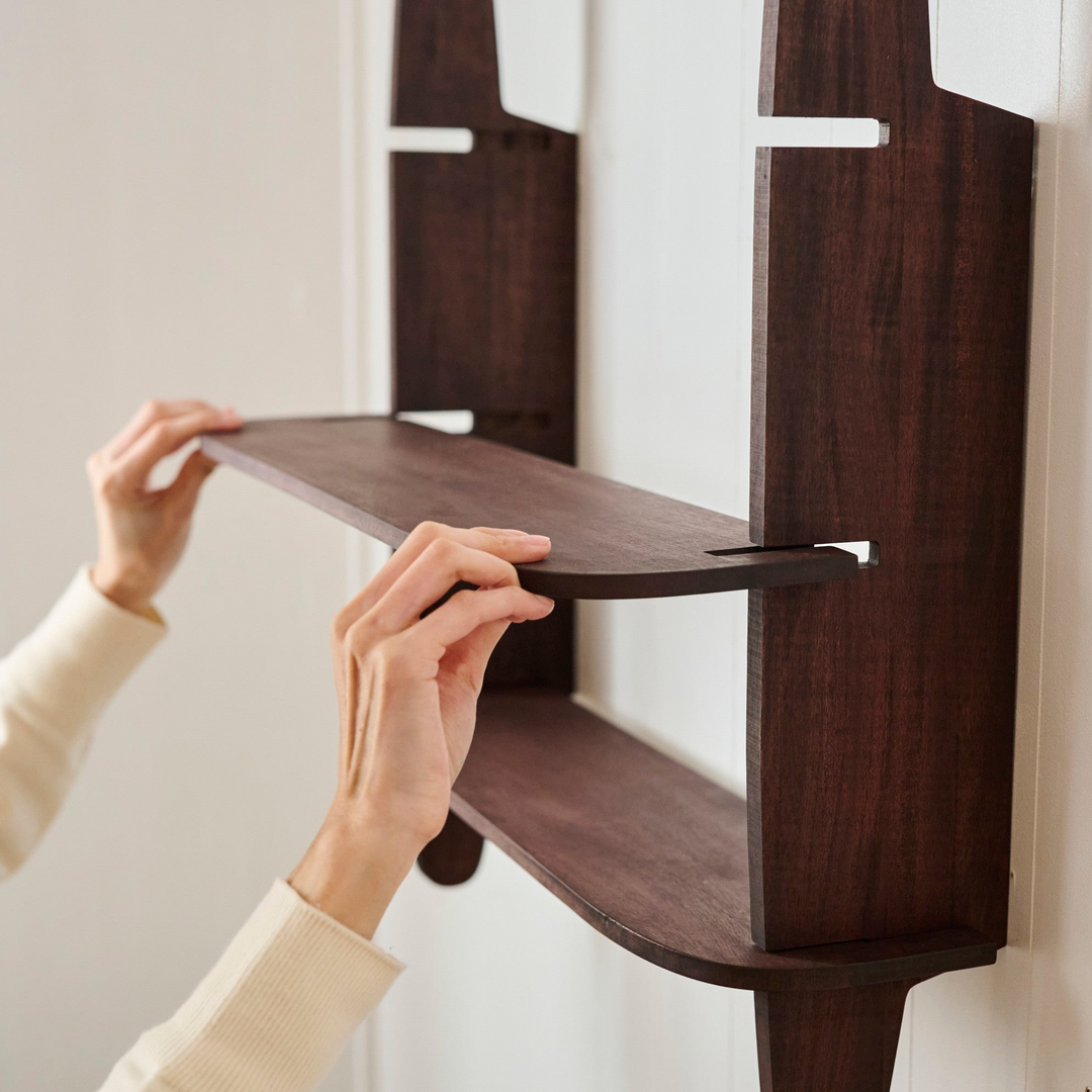 棚板はワンタッチで取付。使わないときは分解してコンパクトに仕舞えます。