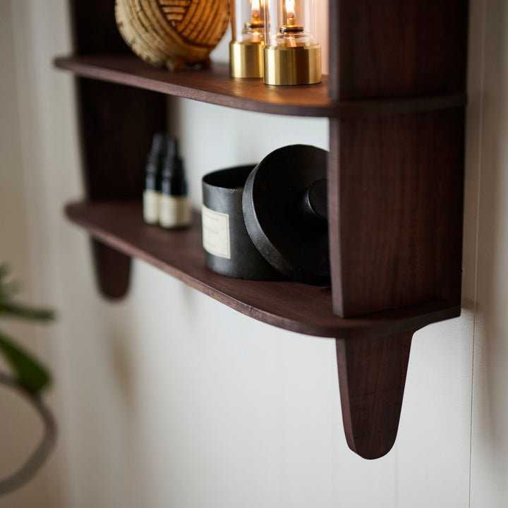 世界三大銘木のひとつ、マホガニー材を使用した上質な棚です。
