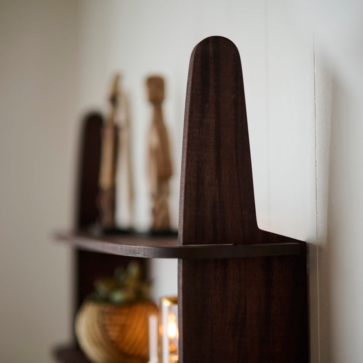 表面に現れる「リボン杢」。さざ波のような美しい木目が魅力です。