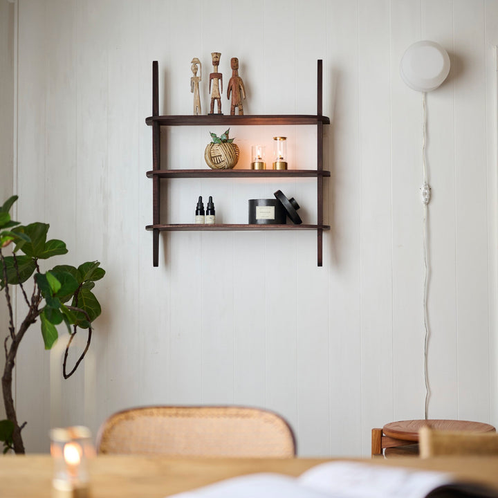 リビングで、オブジェやアートピース、小さなグリーンを飾れば、暮らしに小さな景色が。