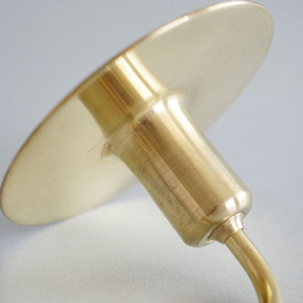 新品のころは淡く輝くゴールド。年月を重ねて深い色合いへと変化していきます。