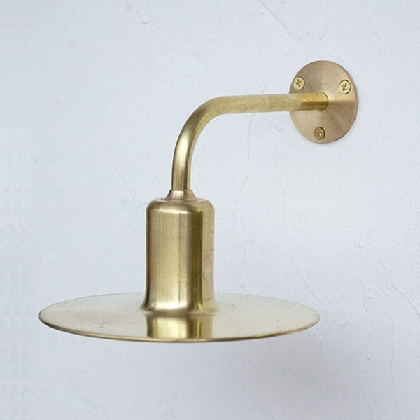 厚さ約3mmの分厚い真鍮素材を使い、作り上げられたKTシリーズのブラケットライト