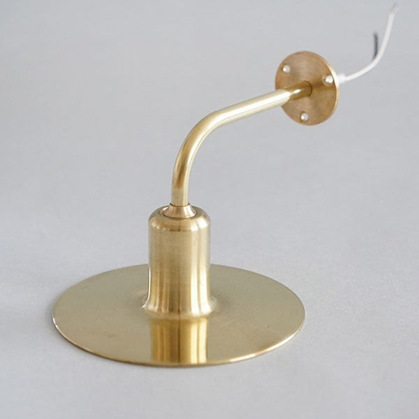 直径約14cmのふっくらと膨らんだシェード。やわらかな陰影を壁に描き出します。