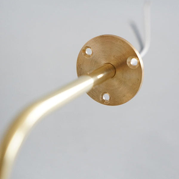 取付部アップ。取付用の真鍮ビスも付属しています。