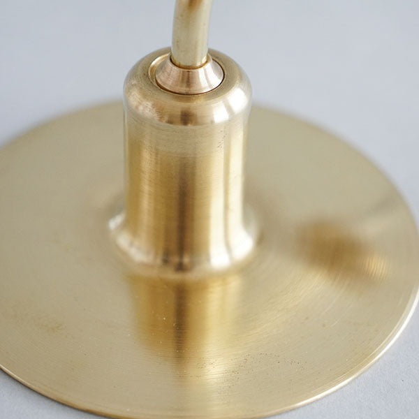 シェード部分は金属の板を伸ばして成形するヘラ絞りという技術を使い、仕上げています。