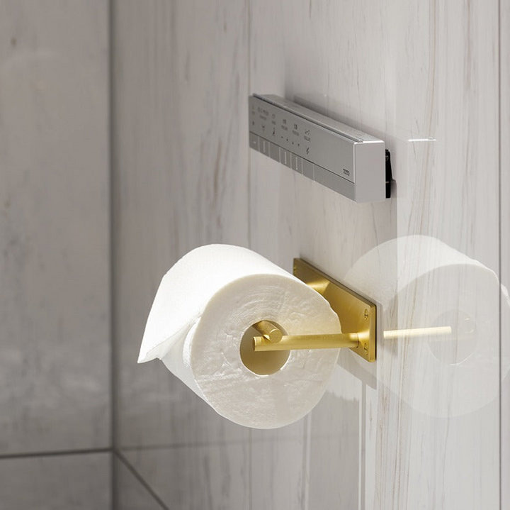 トイレの小さな金物にまで、こだわりたい。シンプルな空間に、さりげない質感のアクセントを。