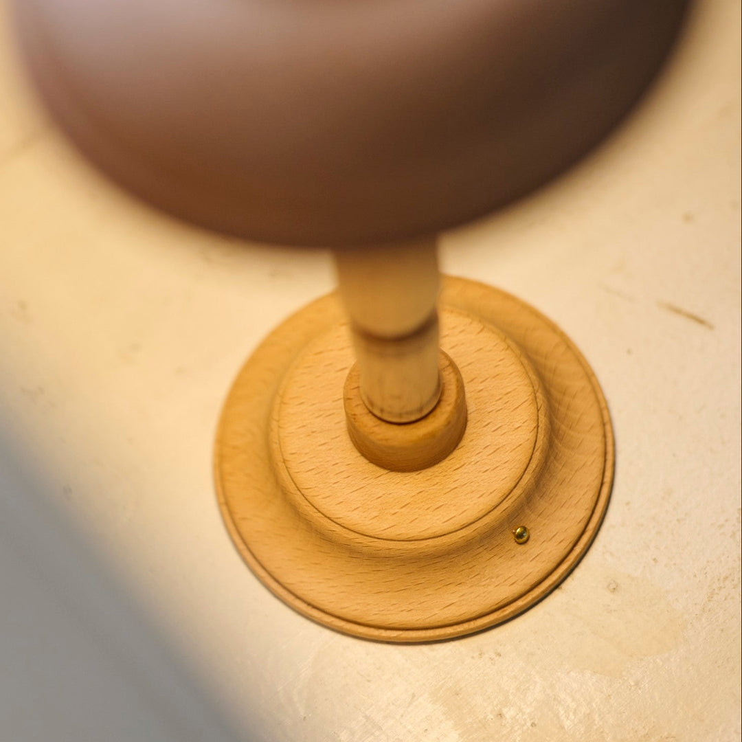 台座のスイッチも控えめなデザイン。長押しすることで明るさを無段階に調節できます。