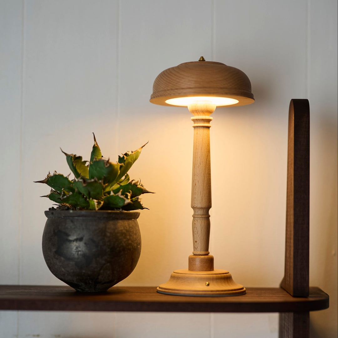 充電式のポータブルライト Lulla。コンセントに縛られず、灯りを自由に持ち運べます。