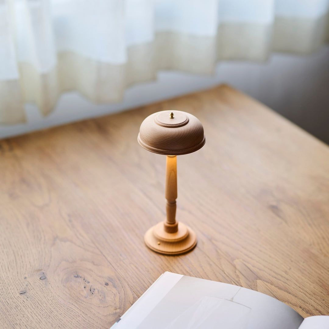 素材はビーチ無垢材・オイル仕上げ。乳白色の優しい色合いが特徴です。