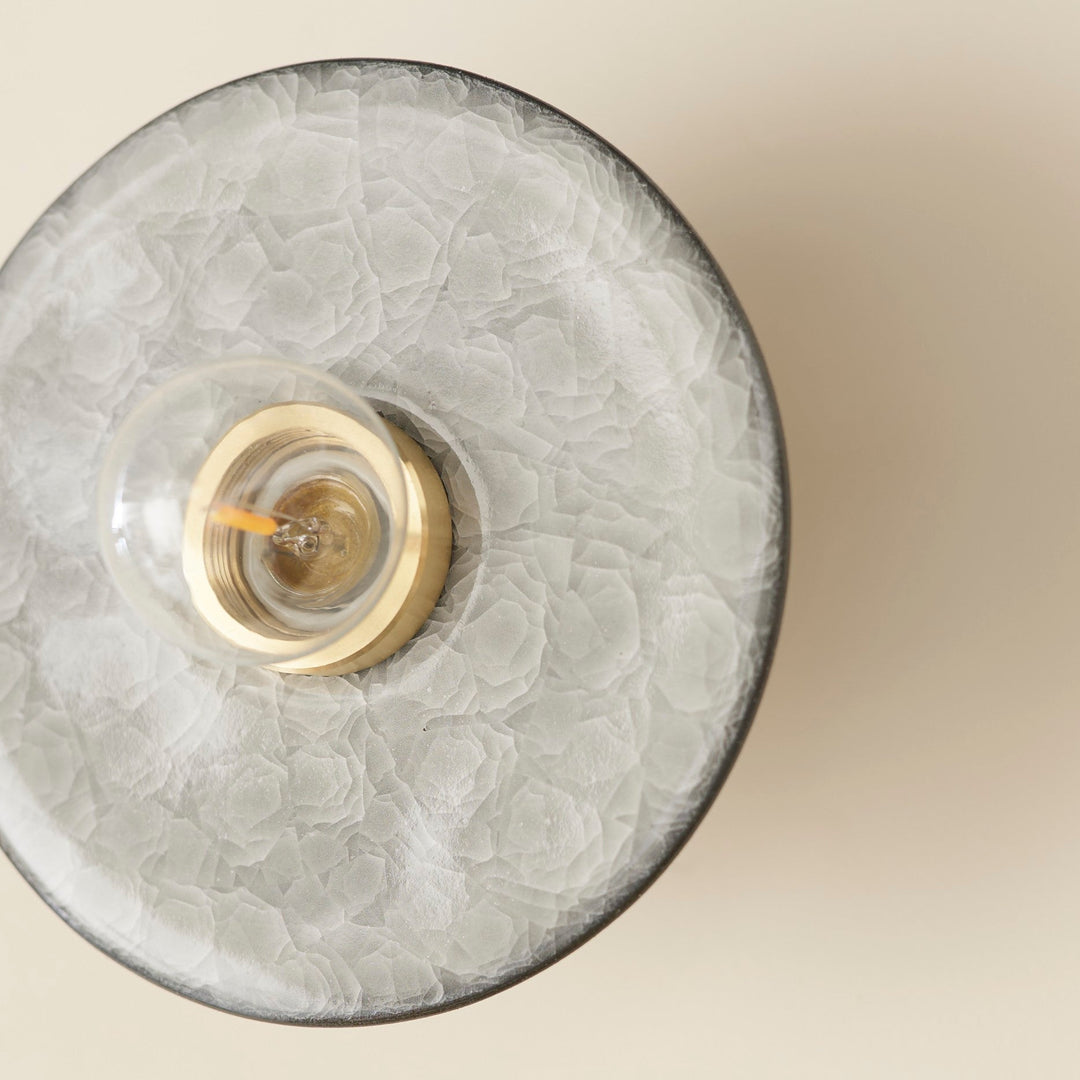 消灯時も凛とした存在感。和洋を問わず、幅広いインテリアに静かに調和します。