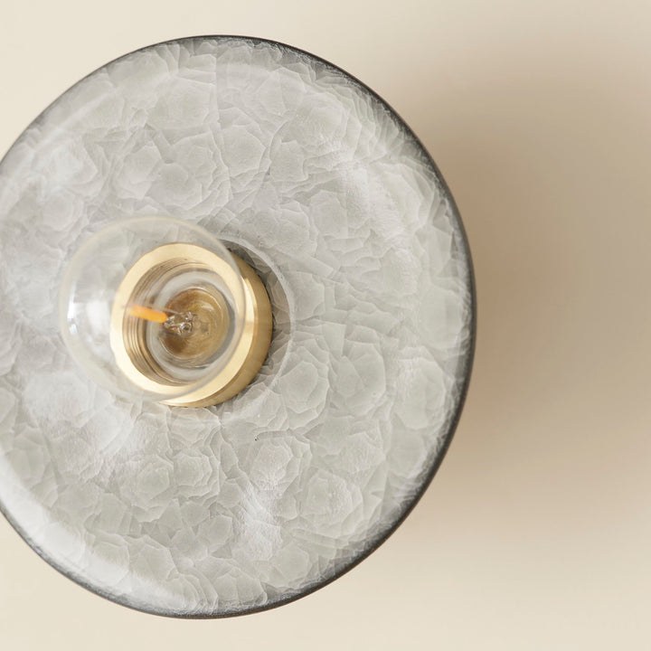 消灯時も凛とした存在感。和洋を問わず、幅広いインテリアに静かに調和します。