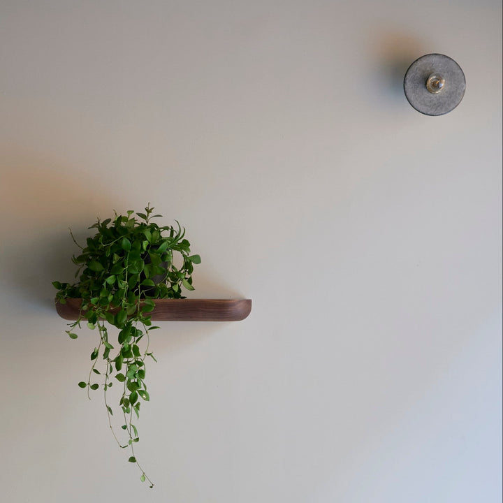 直径13cmのコンパクトなサイズ感が、玄関や廊下の壁面にも圧迫感なく収まります。