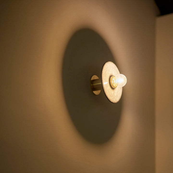 壁面に映る陰影もまた、この照明だけの表情です。