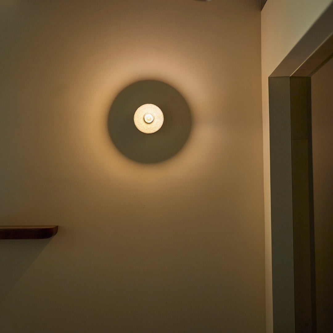 シェードを透過する光は、まるで月明かりのようにやさしく広がります。