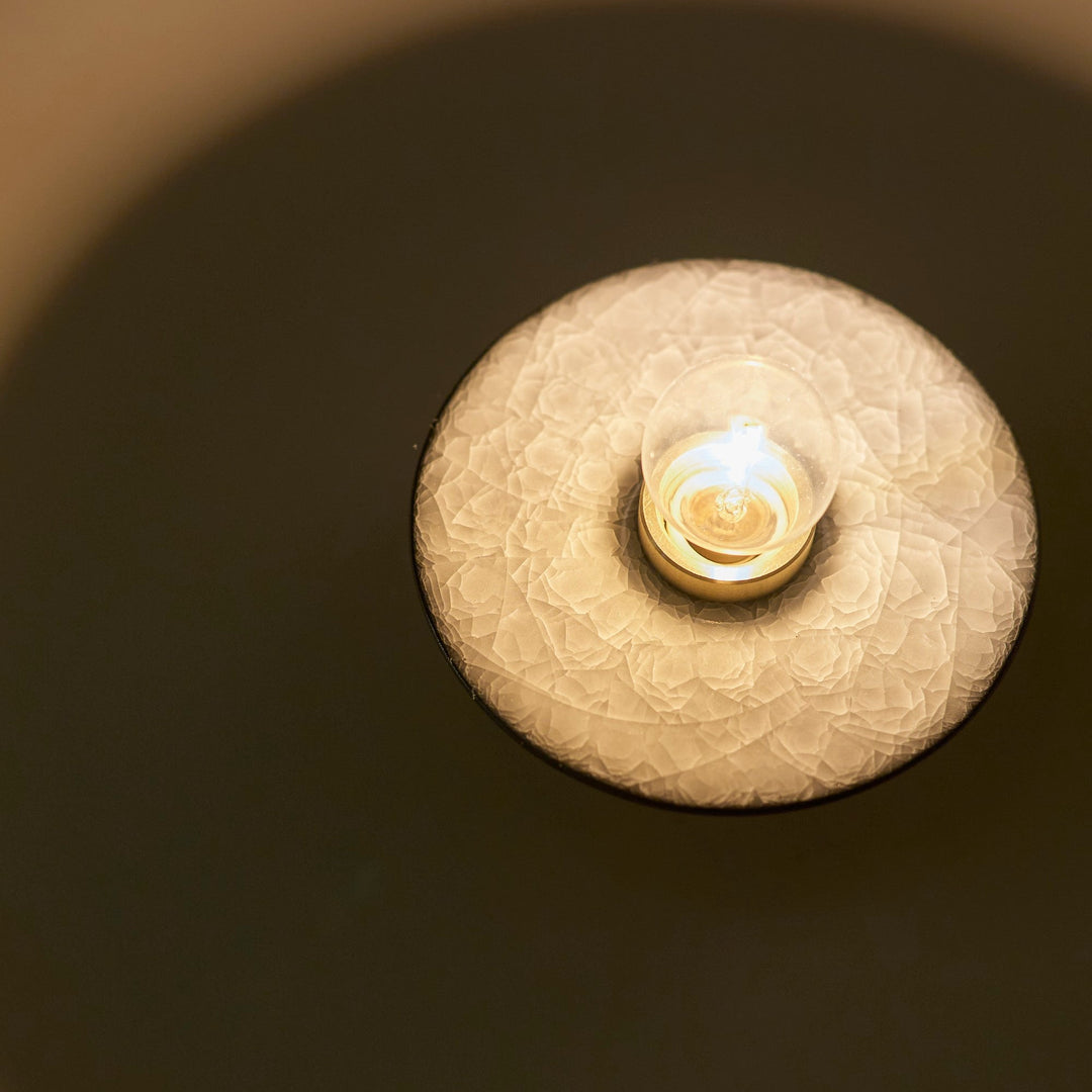 氷が割れるように生まれるひび模様。陶芸作家が手掛ける、世界に一つだけのブラケットライト。