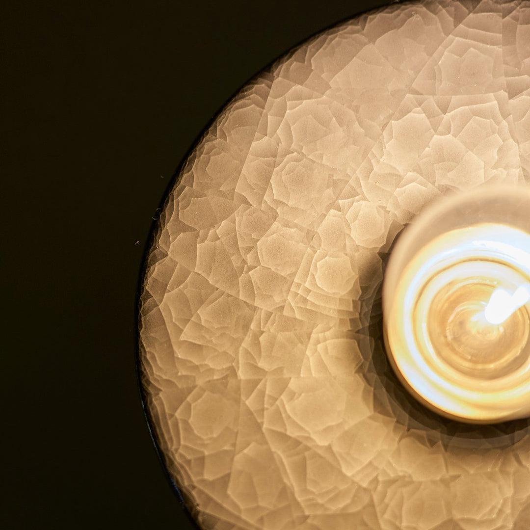 焼成時の温度差が描く、予測できない氷裂貫入の繊細な線。同じ柄は二つとありません。