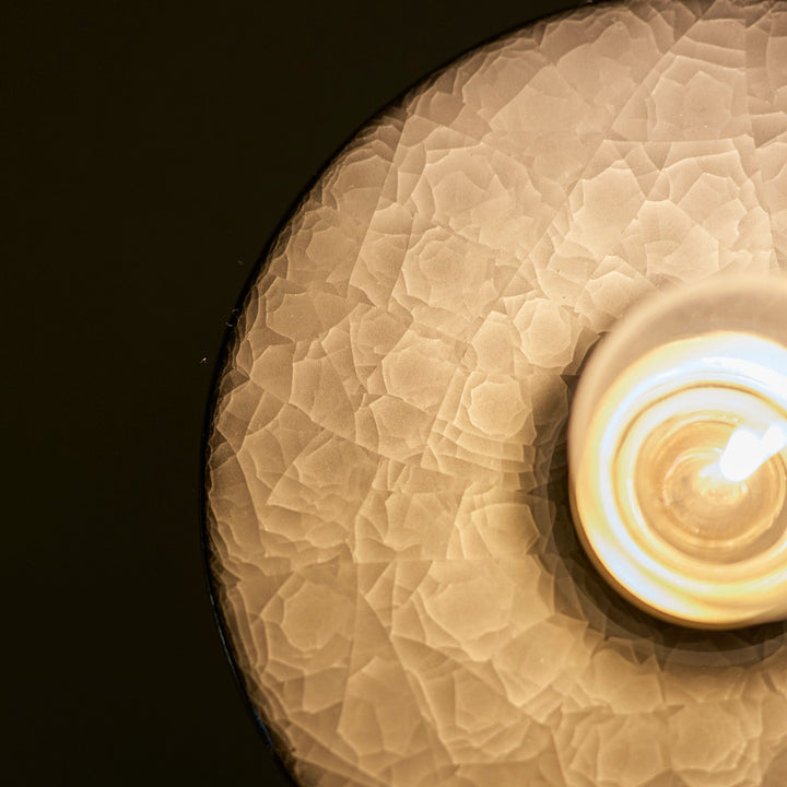 焼成時の温度差が描く、予測できない氷裂貫入の繊細な線。同じ柄は二つとありません。