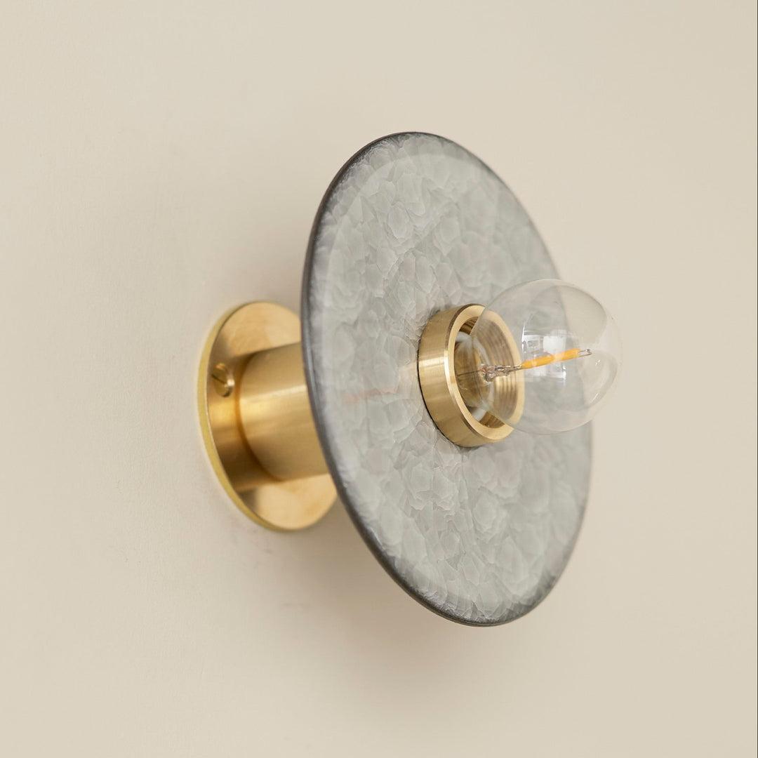 真鍮の台座は、使い込むほどに色が深まり、陶器の白との対比が際立ちます。