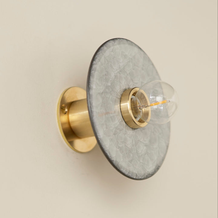 真鍮の台座は、使い込むほどに色が深まり、陶器の白との対比が際立ちます。