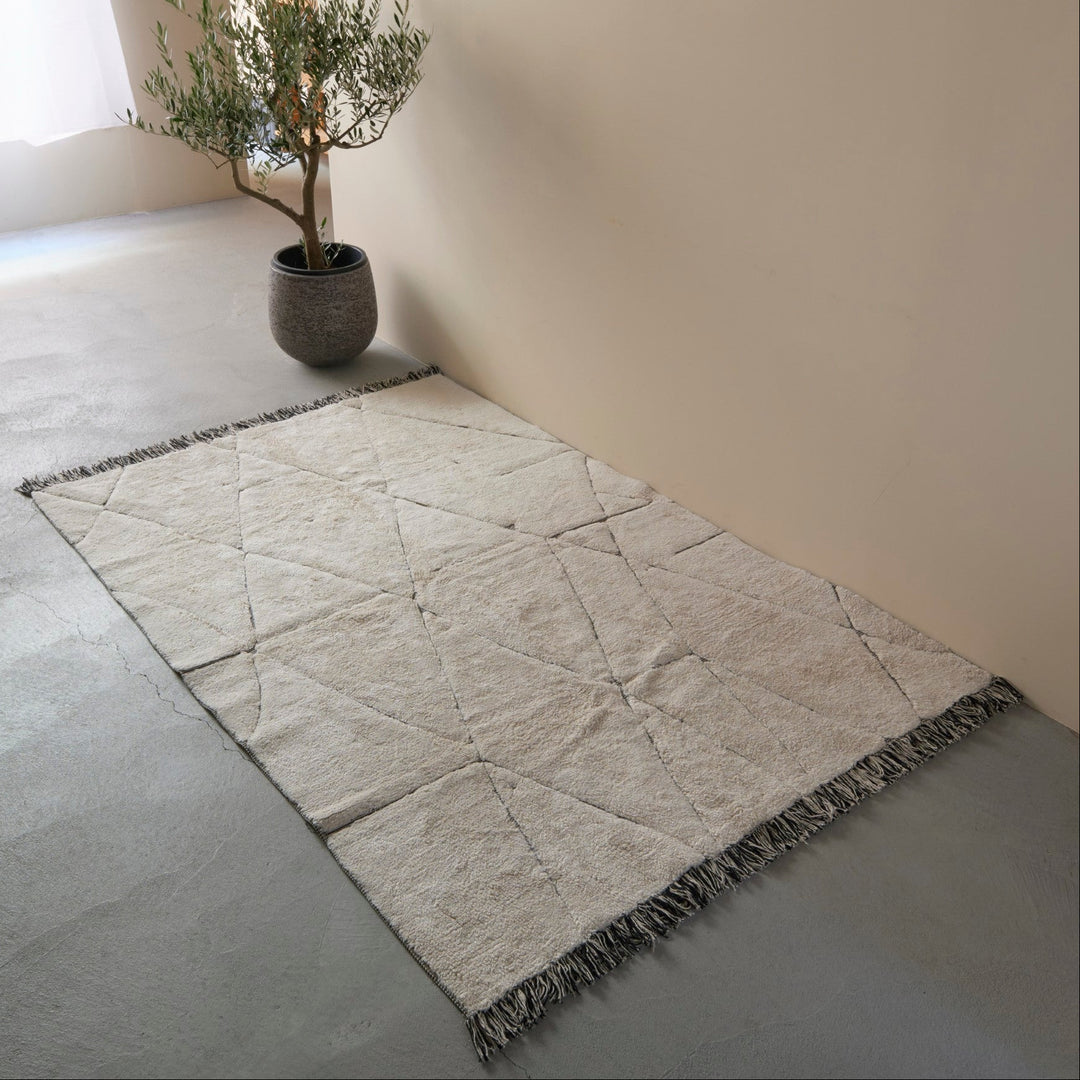 140×200cmはソファ前に取り入れやすいサイズ。