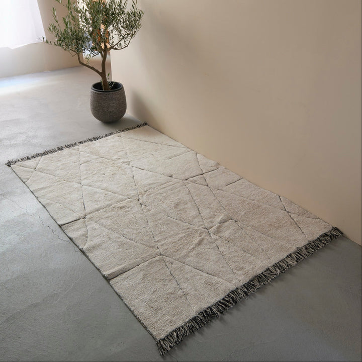 140×200cmはソファ前に取り入れやすいサイズ。