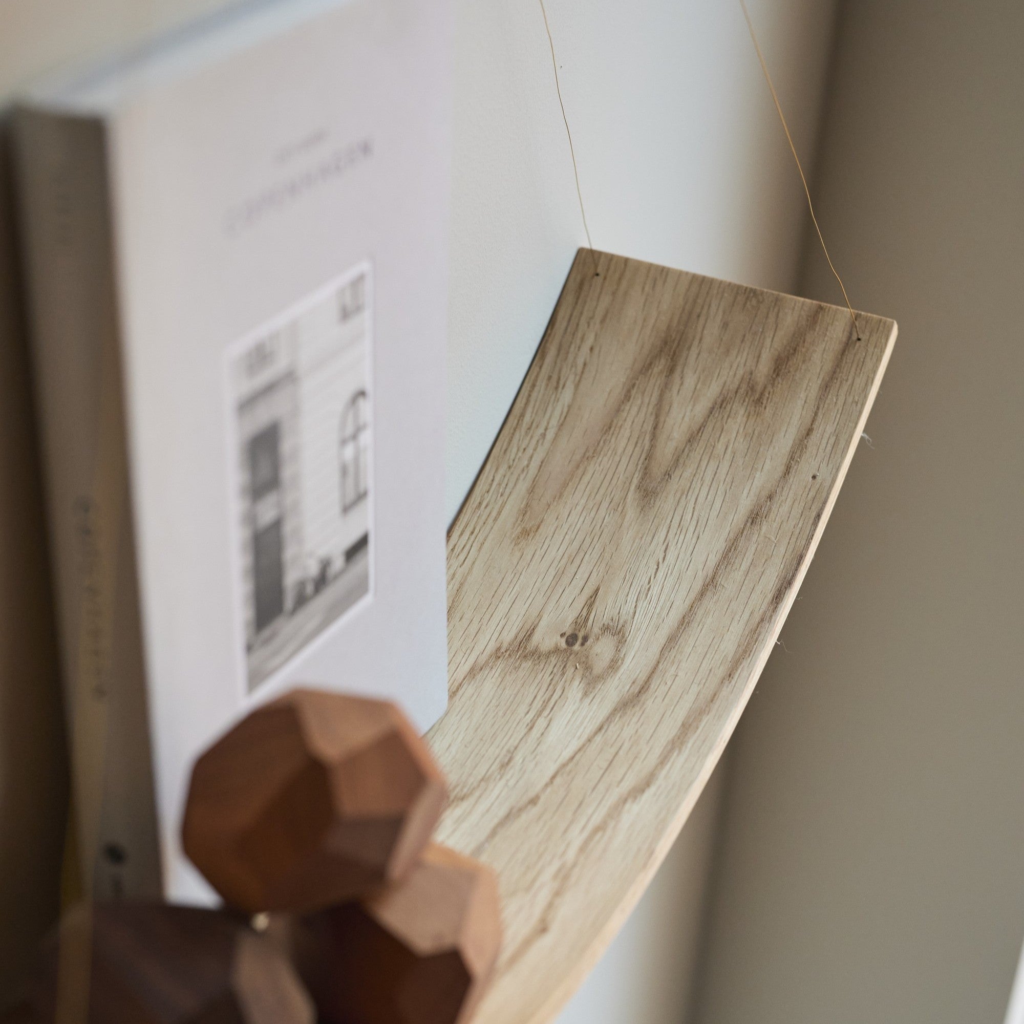 ウォールシェルフ | Curved Wood Shelf – tiflo