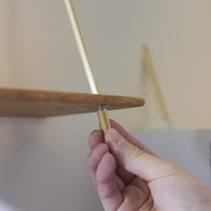 ネジ式で棚板を上下から挟み込むようにしてとめる構造です。