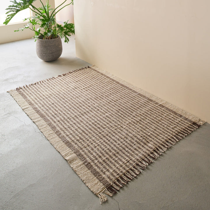 ソファ前に敷きやすい、140×200cmサイズ。