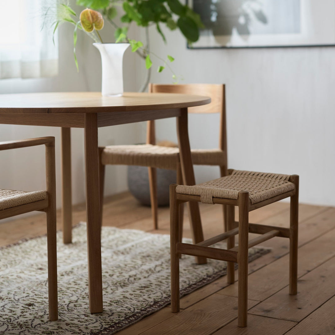 脚間や幕板高さにもゆとりのある設計は、椅子の出し入れもスムーズ。