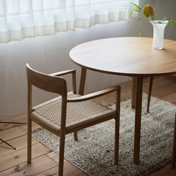 ウレタン塗装が日常的な水や汚れから木材を守り、メンテナンスも簡単です。