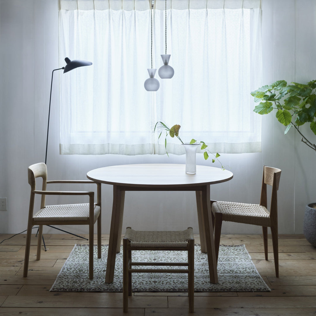 直径 110cm × 高さ 72cmの、2～4人でご使用いただけるテーブルです。