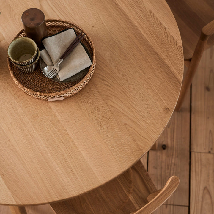 天板は一枚板ではなく、細いオーク無垢材を丁寧に継ぎ合わせて作られています。