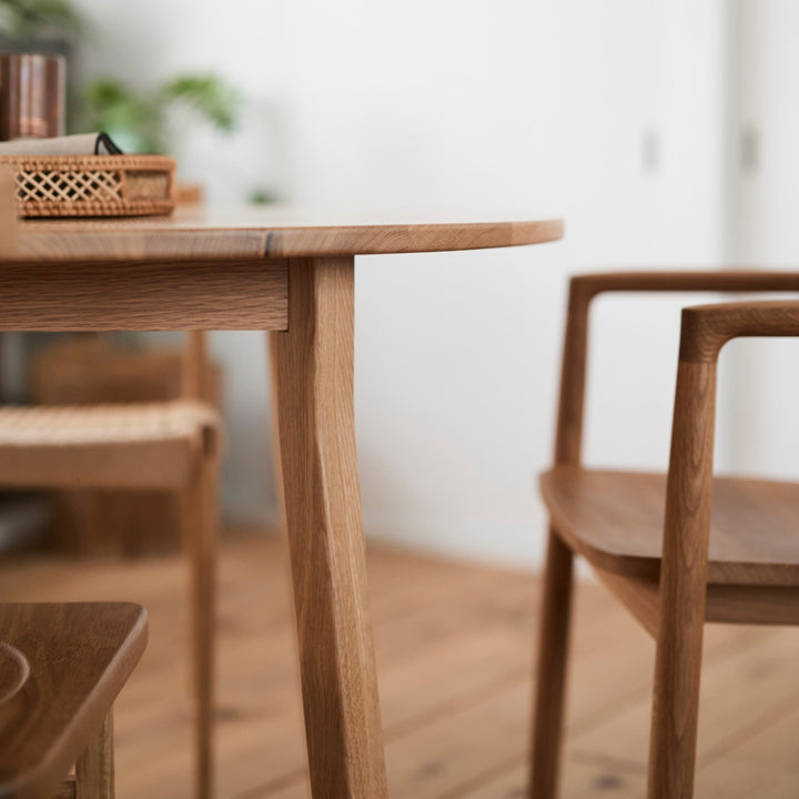 mergeシリーズならではの、斜めに伸びた脚が解放感を演出します。