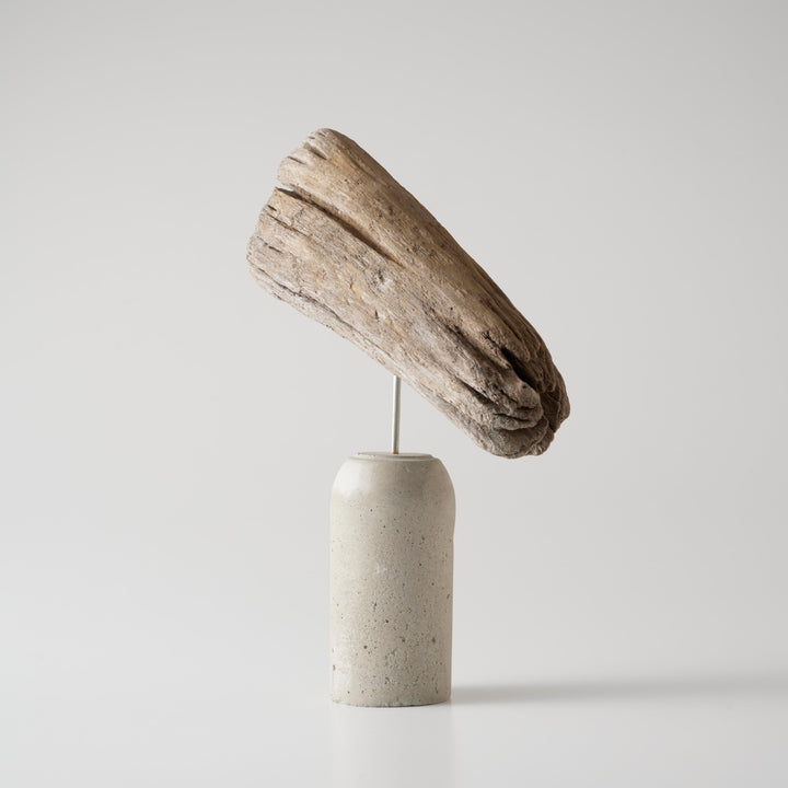 土台は、海岸に漂着したプラスチック容器を使い切りの型にして作られたセメントベース。