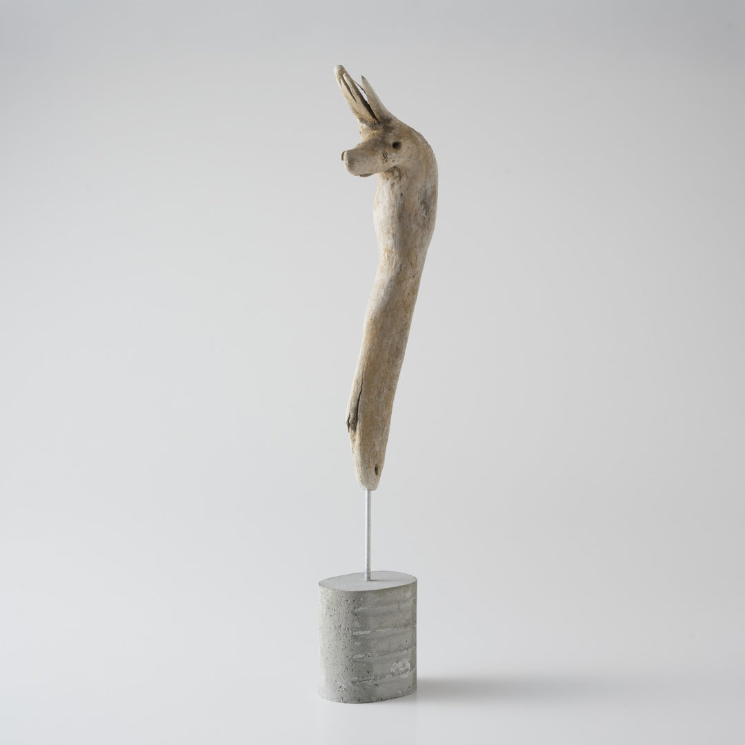 土台は、海岸に漂着したプラスチック容器を使い切りの型にして作られたセメントベース。