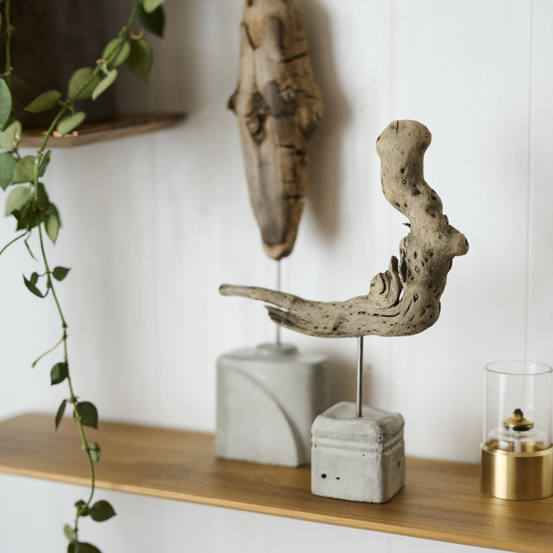 「煙」の名の通り、柔らかな曲線と躍動感のあるフォルムは、まるで呼吸しているよう。