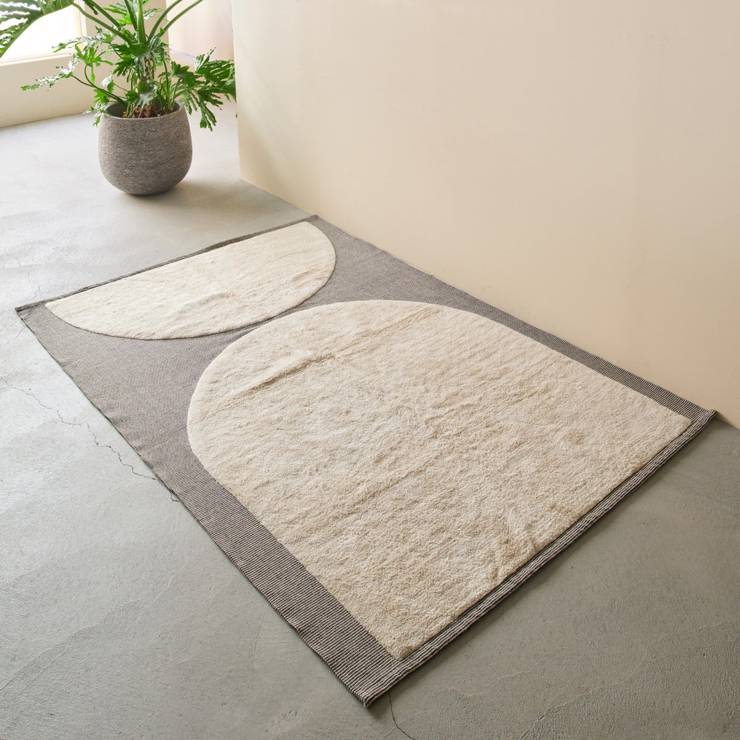 サイズは140×200cm。少しずらして置いても様になる形。