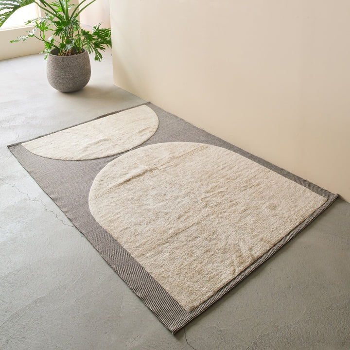 サイズは140×200cm。少しずらして置いても様になる形。