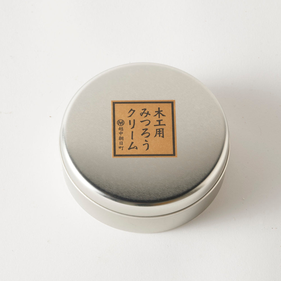 国産蜜蝋と4種のオイルを合わせた、天然由来のクリームです。