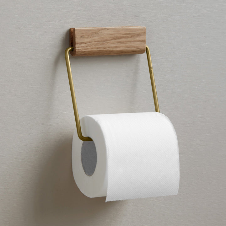 ブラスは、新しい輝きから始まり、やがてアンティークのような深みのある色合いに。