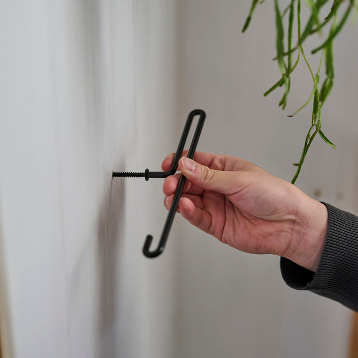 壁に下穴を開けて、ネジをくるくるとねじ込むだけで取り付けられる気軽さが魅力。