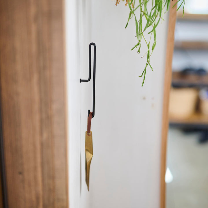 シックで落ち着きのあるブラック。モダンで洗練された印象をもたらします。