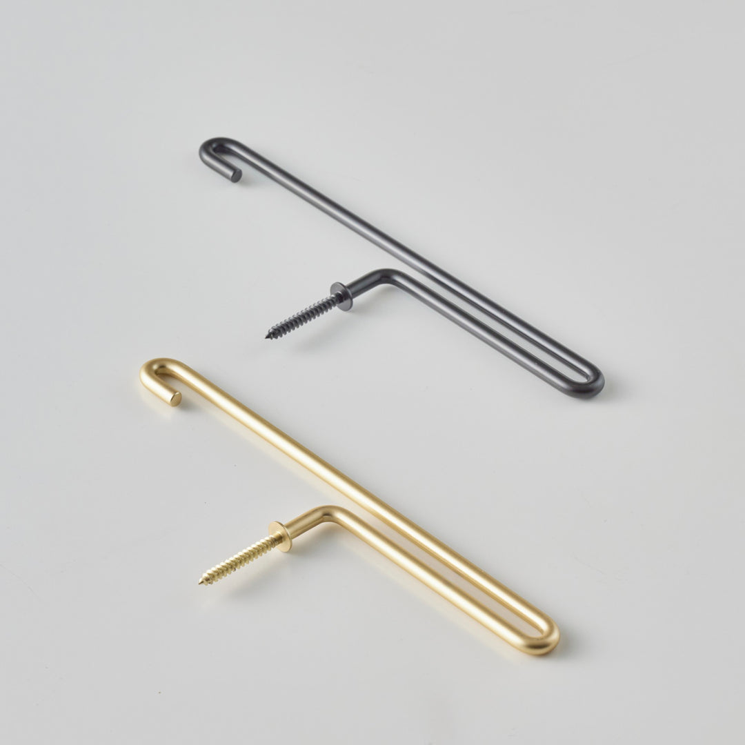 一本のワイヤーをT字に曲げた、一筆書きのような、シンプルなウォールフック