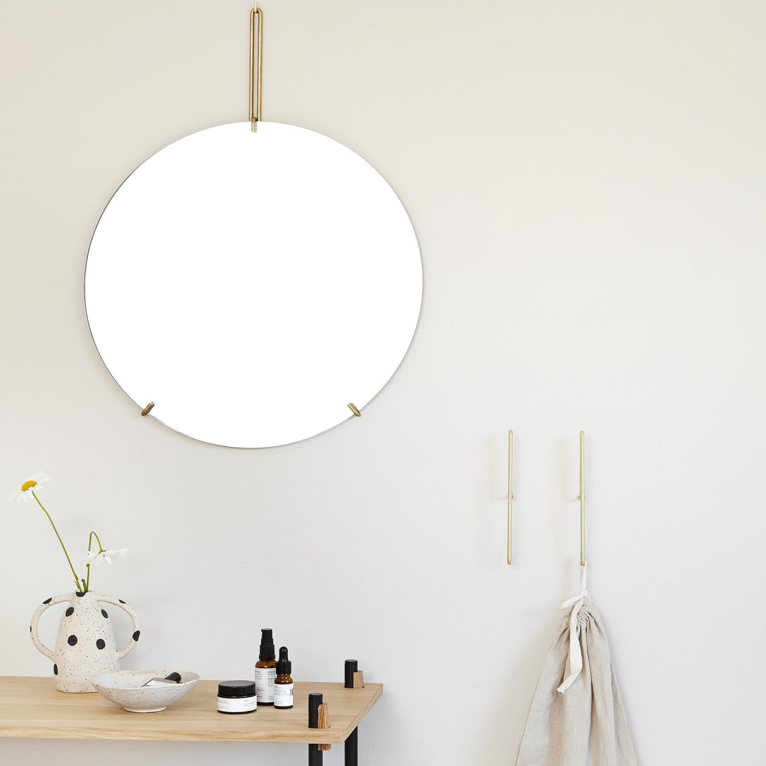 MOEBE ウォールミラーと合わせたイメージ。マットゴールドは、温かみのある輝き。